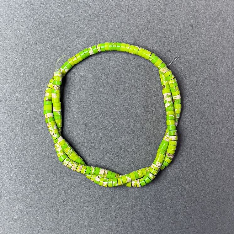 Koraliki z wariscytu w zielonym odcieniu (prasowane), w kształcie rondelu, średnica 4,5×2,5 mm, długość 39 cm ± na nici