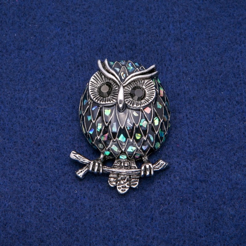 Broszka Sowa z perłowym haliozytem i emalią 36×48 mm, metal srebrzysty