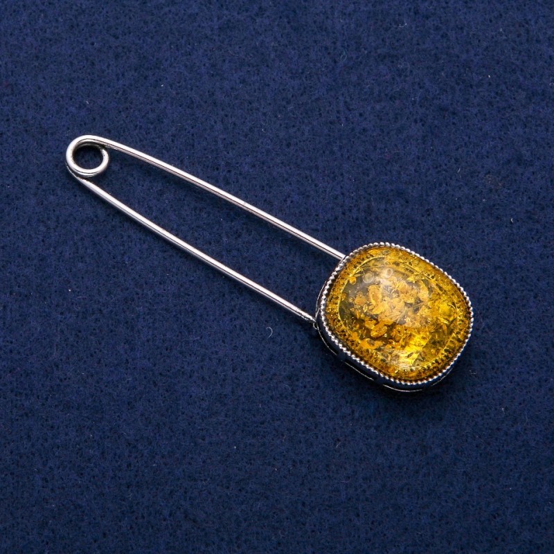 Broszka z kaboszonem bursztynu sztucznego, 22×77 mm, metal w kolorze srebra