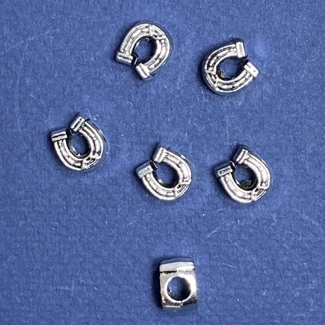 Koralik Pandora w kształcie podkowy 9×11 mm, średnica 5 mm, opakowanie 20 g +/- 9 szt.