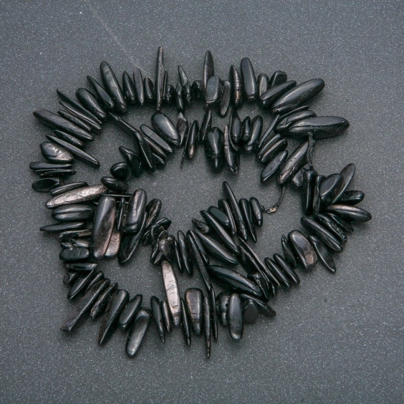 Nić z obsydianu – drobina „igła”, średnica 10–20×3–5 mm, długość 40 cm, na nici
