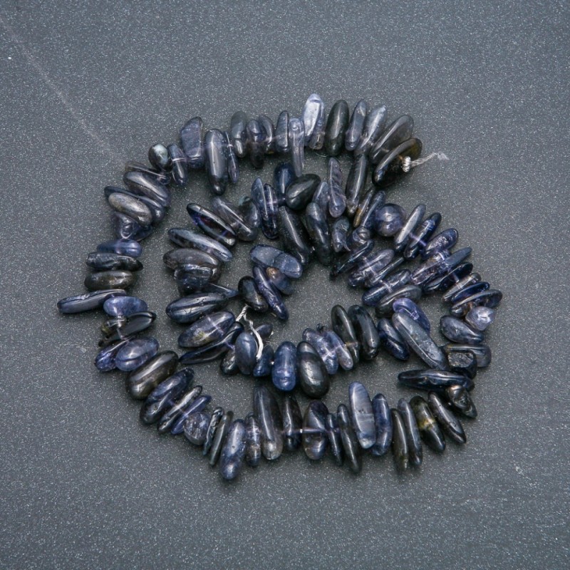 Nić z naturalnego kamienia iolit – drobiny 'igła', średnica 15×5 mm, długość 40 cm +