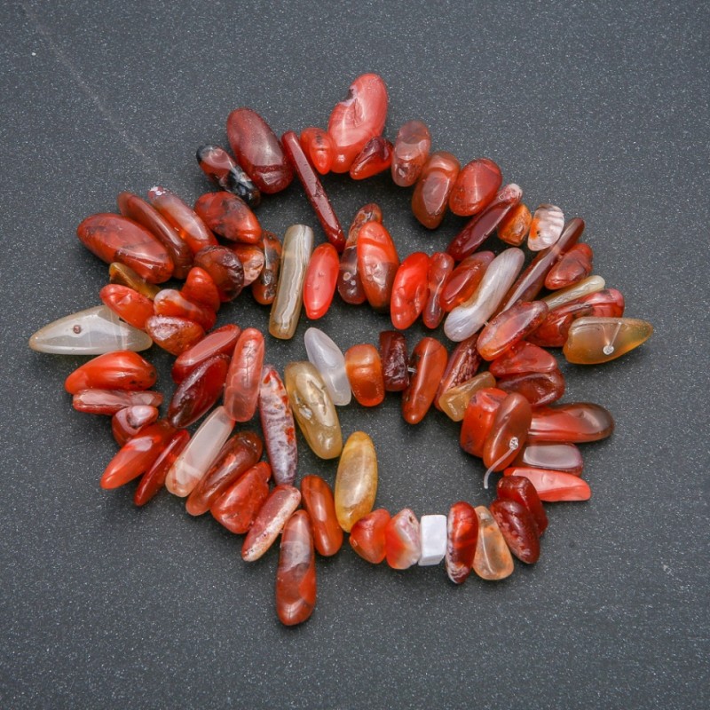 Nici z karneolu w formie odłamka «igła», średnica 18×6 mm, długość 38 cm +