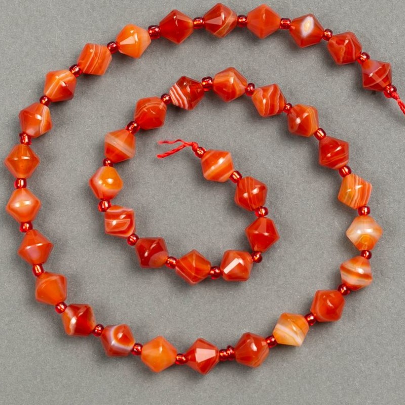 Koraliki na nitce z naturalnego karneolu, fasetowane romby 8x8 mm, długość 39 cm +/- (wstawka z koralików 3x3 mm)