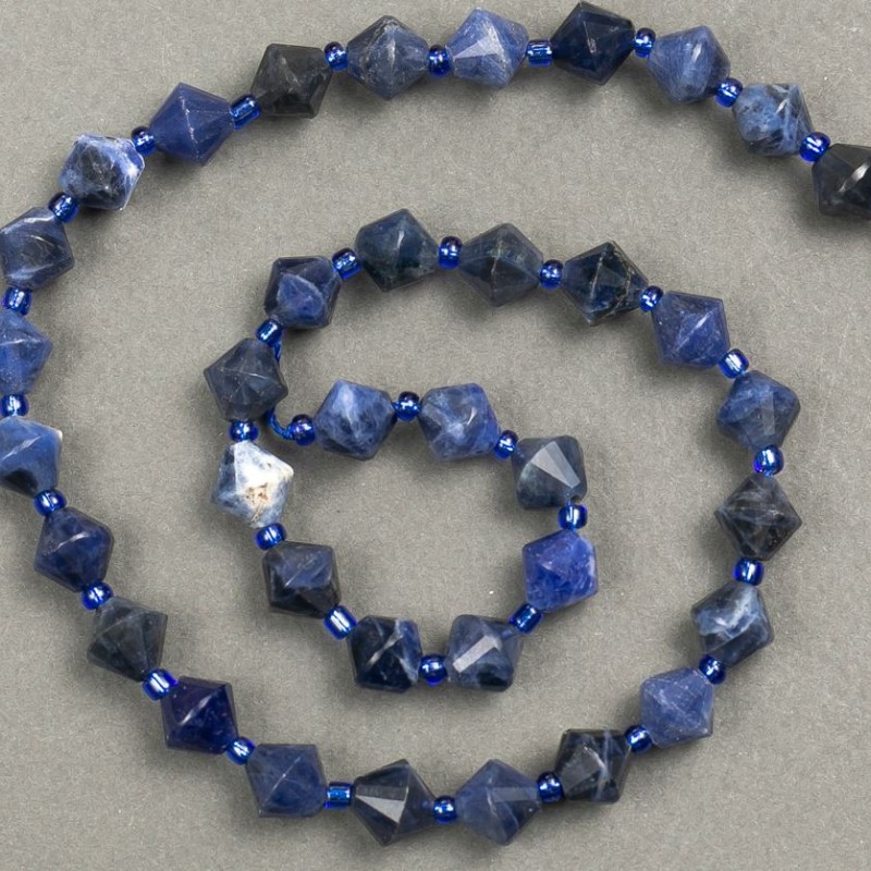 Koraliki na nitkę z naturalnego kamienia sodalit - fasetowane romby 8,5×8,5 mm, długość 38 cm ± (wstawka z koralików 3×3 mm)