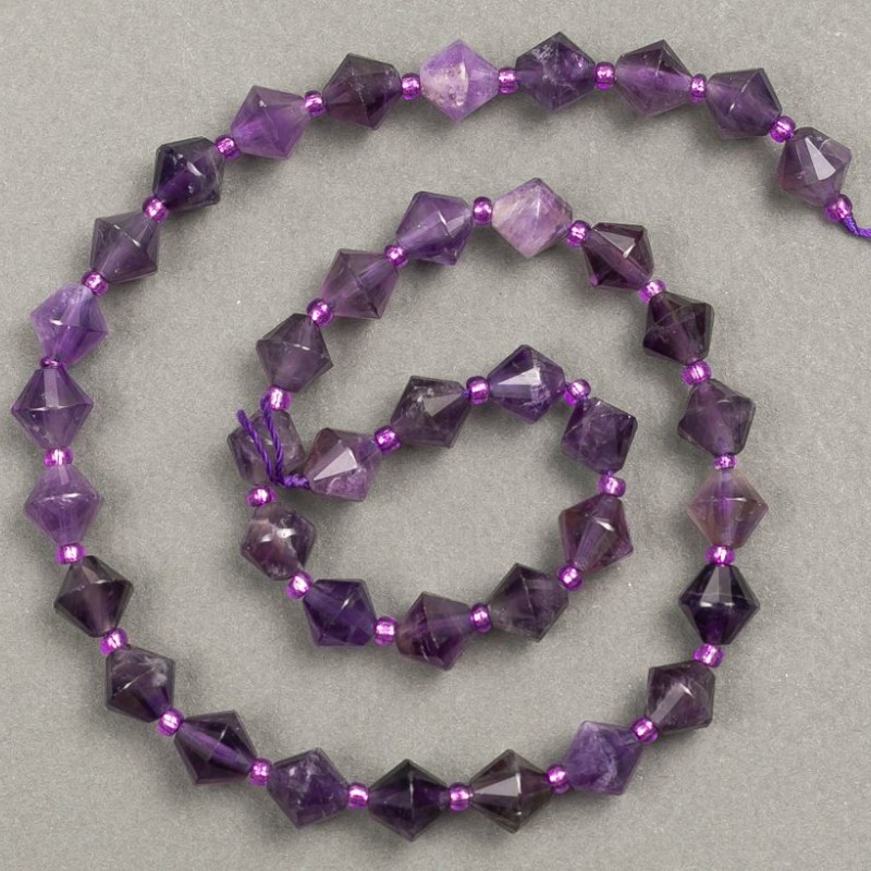 Koraliki na nitce z naturalnego kamienia ametyst, gradowane romby, o wymiarach 8,5 x 8,5 mm, długość 38 cm +/- (wstawka koralików 3 x 3 mm)