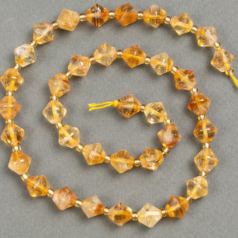 Koraliki na nitce z naturalnego kamienia cytryn, fasetowane w kształcie rombu o wymiarach 9×8,5 mm, długość 39 cm +/- (wstawki z koralików 3×3 mm)