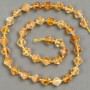 Koraliki na nitce z naturalnego kamienia cytryn, fasetowane w kształcie rombu o wymiarach 9×8,5 mm, długość 39 cm +/- (wstawki z koralików 3×3 mm)