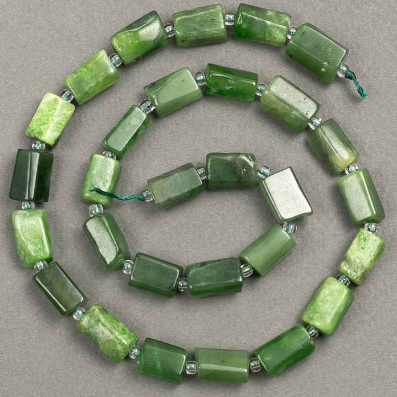 Koraliki jadeitu fasetowanego na nitce, naturalny kamień, średnica 12–10×7 mm, długość 40 cm ± (z koralikami 3×2)