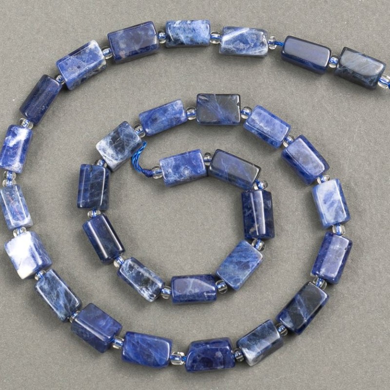 Koraliki na nici z sodalitu — fasetowane d 11×7 mm, długość ok. 38 cm ± (z drobnymi koralikami 3×2 mm)