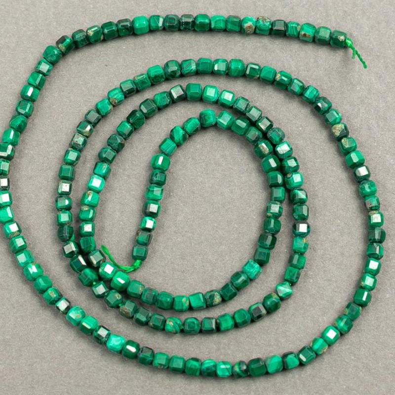 Naturalny kamień malachit – koraliki na nitce w formie kostek, średnica 2×2 mm, długość około 40 cm