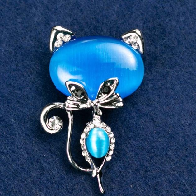 Broszka Kotek z kocim okiem, kolor niebieski, z białymi kryształami, 45×28 mm, metal srebrzysty
