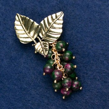 Broszka z naturalnym kamieniem zoizytu «Gałązka z jagodami», złoty kolor metalu 60×35 mm