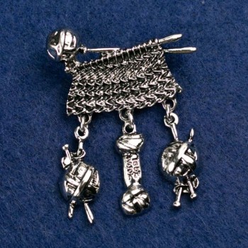 Broszka «Dzierganie» jasnoszary metal 46×38 mm