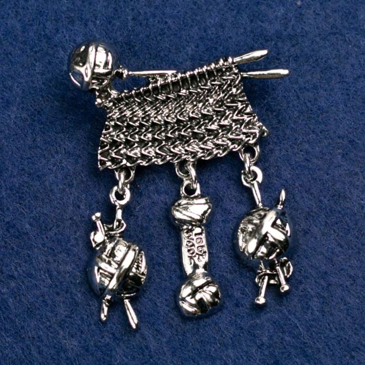 Broszka «Dzierganie» jasnoszary metal 46×38 mm