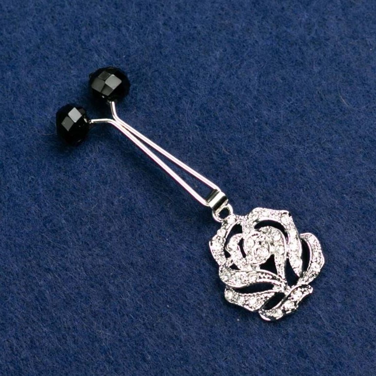 Broszka Kwiat z białymi kryształami i czarnymi koralikami, srebrzysty kolor metalu 55×20 mm