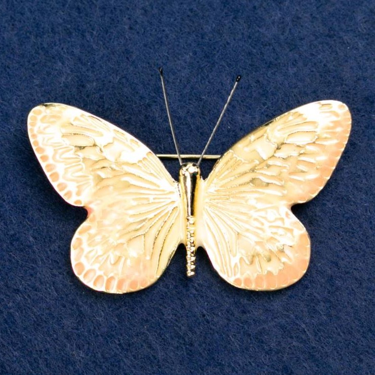 Broszka «Motyl» emalia w kolorze brzoskwiniowym, złoty kolor metalu 55×39 mm