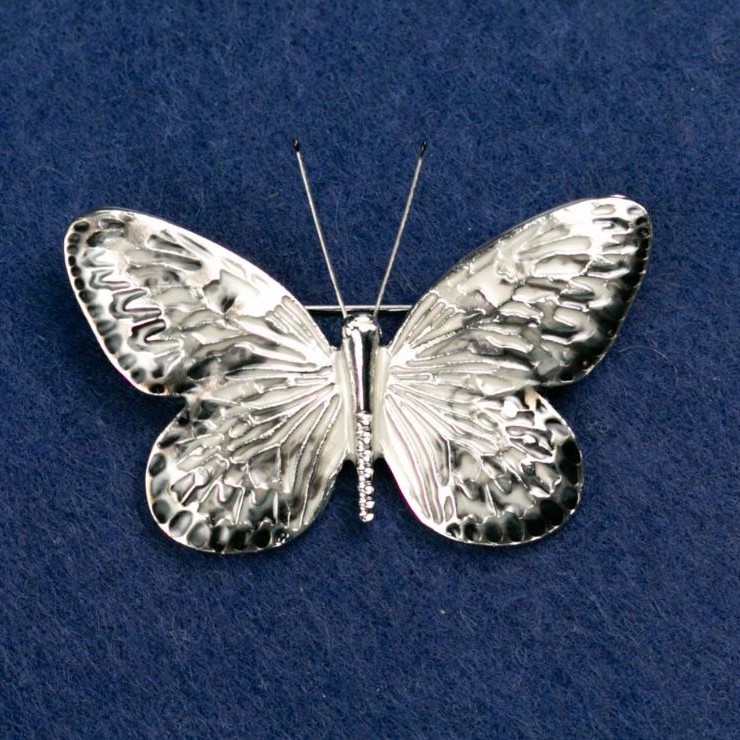 Broszka „Motyl” szara i czarna emalia, srebrzysty kolor metalu 55×39 mm