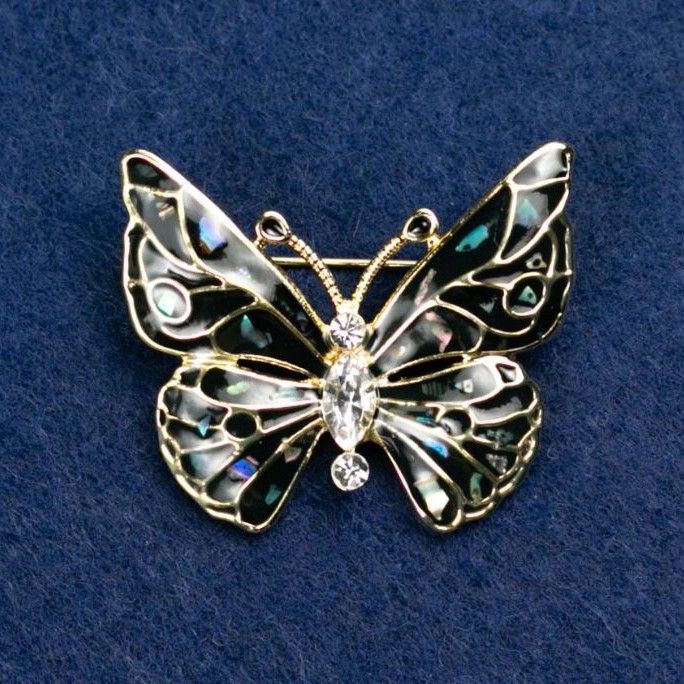 Broszka „Motyl” z białymi cyrkoniami, ciemnoszarej emalii z haliozytu, złoty kolor metalu 37×32 mm
