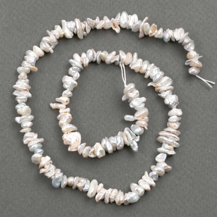 Nić barokowych pereł z odcieniem benzyny, średnica 6×1–3 mm, długość 39 cm+