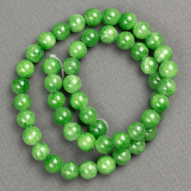Koraliki imitujące jadeit (akryl sztuczny) na żyłce – gładkie kuleczki, średnica 8,5 mm, długość 40 cm.