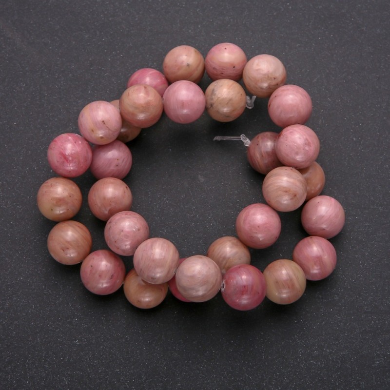 Koraliki z naturalnego kamienia rodokrozit, gładka kulka, średnica 12–13 mm, na nitce długości ok. 38 cm