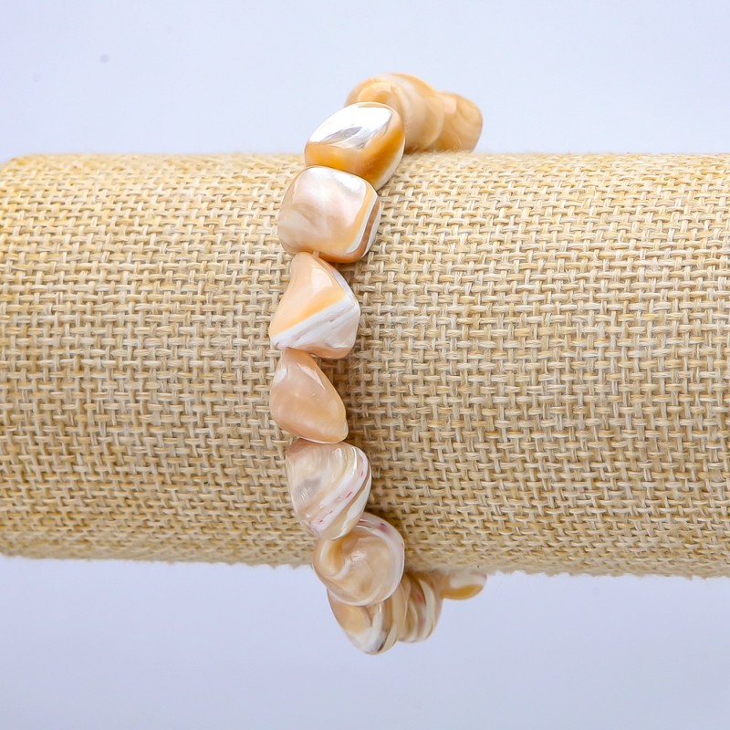 Bransoletka na gumce w kolorze naturalnego beżu. Perłowy połysk, średnica 19×12 mm, długość 18 cm