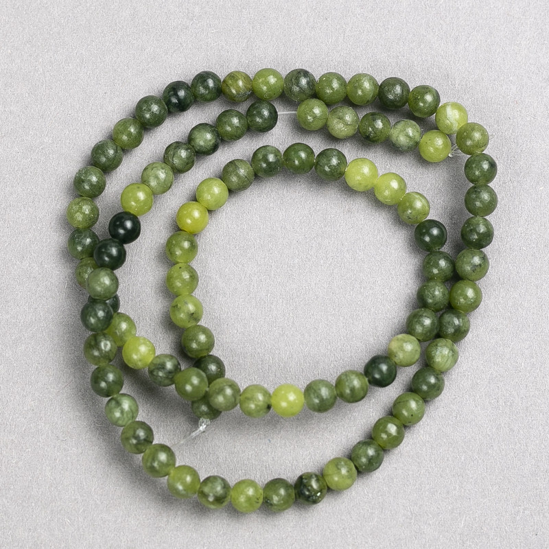 Koraliki jadeitu na nici, gładkie kulki, średnica 4–5 mm, długość 38 cm