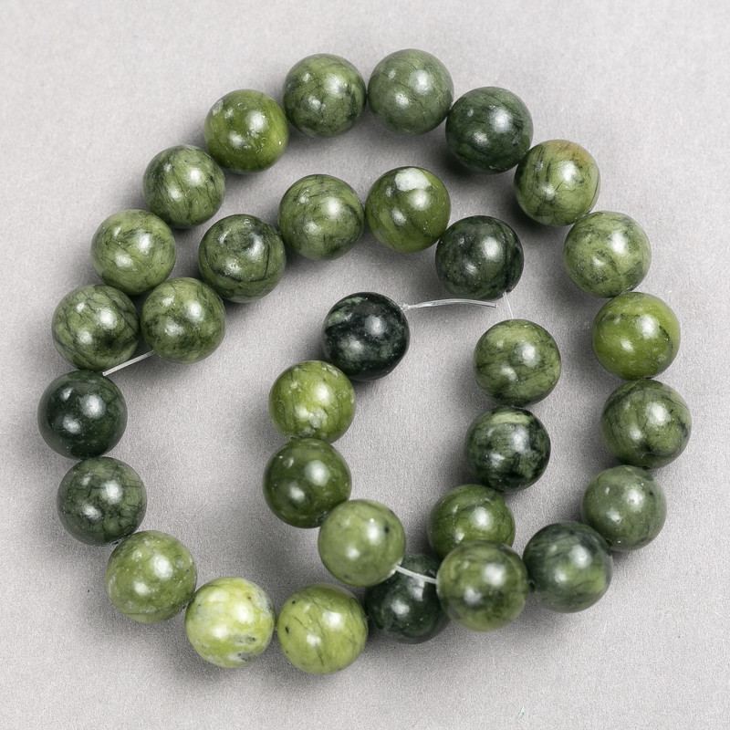 Koraliki z jadeitu na żyłce, gładkie kuleczki, średnica 12 mm ±, długość 38 cm ±