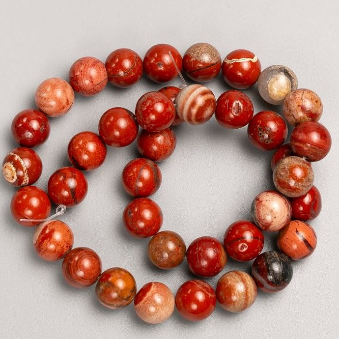Koraliki na żyłce z naturalnego kamienia – czerwony jaspis, średnica 10 mm, długość 38 cm