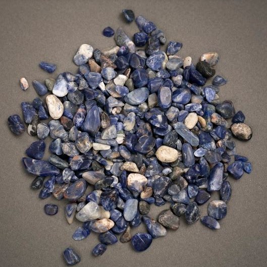 Furnitura jubilerska: kamienne okruchy bez otworów sodalit d 12×7–7×5 mm ± 100 g