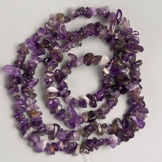 Koraliki z ametystu na nici, drobinki naturalnego kamienia, 13×5–5×3 mm (±), długość 80 cm