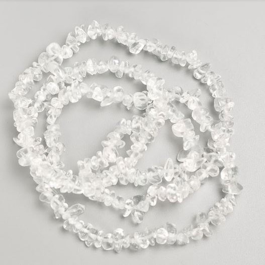 Koraliki na nitce z naturalnego kamienia – drobne fragmenty górskiego kryształu, 13×4–6×3 mm (±), długość 82 cm