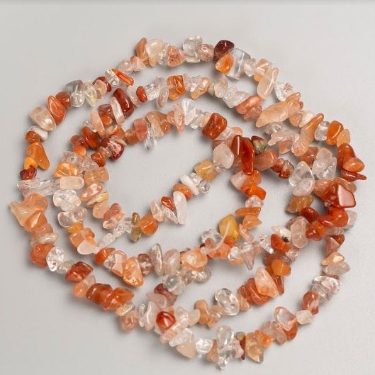 Koraliki karneolu na żyłce – drobinki, średnica 12×7–7×3 mm (±), długość 80 cm+