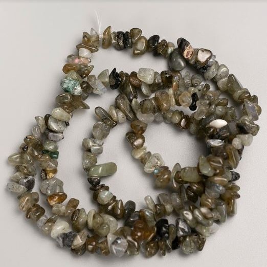 Koraliki na nitce z naturalnego kamienia labradoryt – kawałki, d 12×5–6×3 mm (±), długość 80 cm+