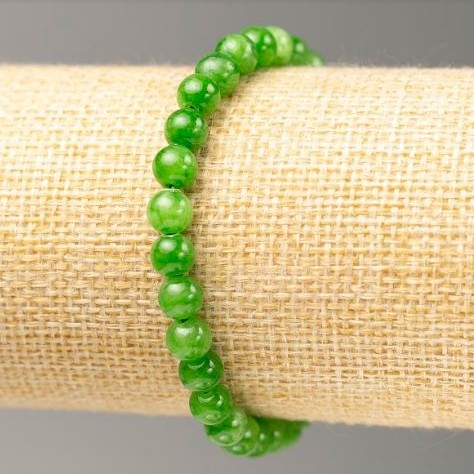 Bransoletka na gumce z nefrytem (sztuczny akryl) – średnica 6,5 mm, długość 18 cm