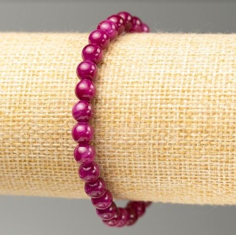 Bransoletka na gumce z tonowanego kwarcu malinowego (sztuczny akryl) gładka kuleczka, średnica 6,5 mm, długość 18 cm