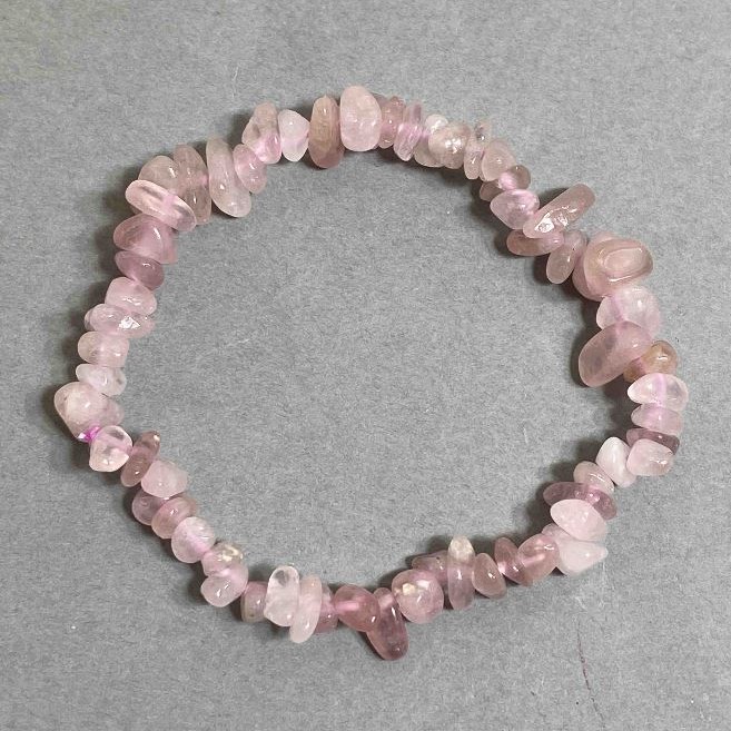 Bransoletka z naturalnego kwarcu różowego – drobiny, średnica ok. 7×3 mm, długość 18 cm