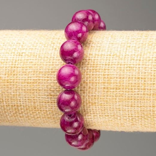 Bransoletka na gumce z kwarcu barwionego malinowa (sztuczny akryl) gładka kulka, średnica 12,5 mm, długość 18 cm