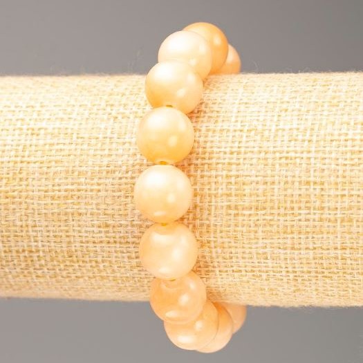 Bransoletka na gumce z sztucznego selenitu (gładka kulka), średnica około 12,5 mm, długość 18 cm