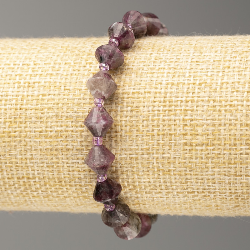 Bransoletka na gumce z turmalinem fasetowanym w kształcie bikonu, średnica 8x8 mm, długość 18 cm