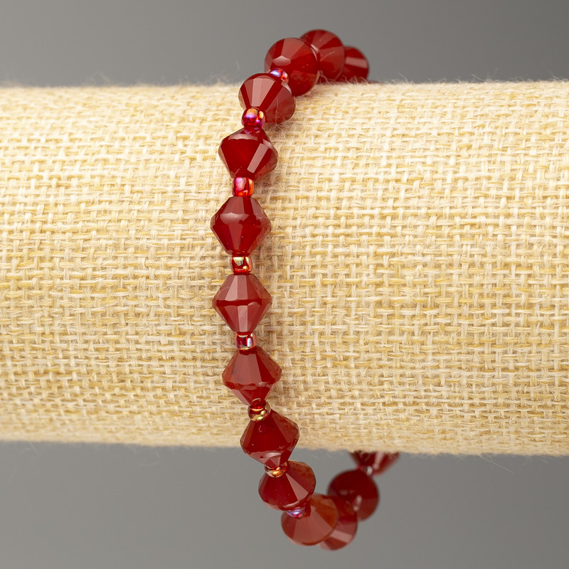 Bransoletka na gumce z karneolem, fasetowany bikonus, średnica 8×8 mm, długość około 18 cm