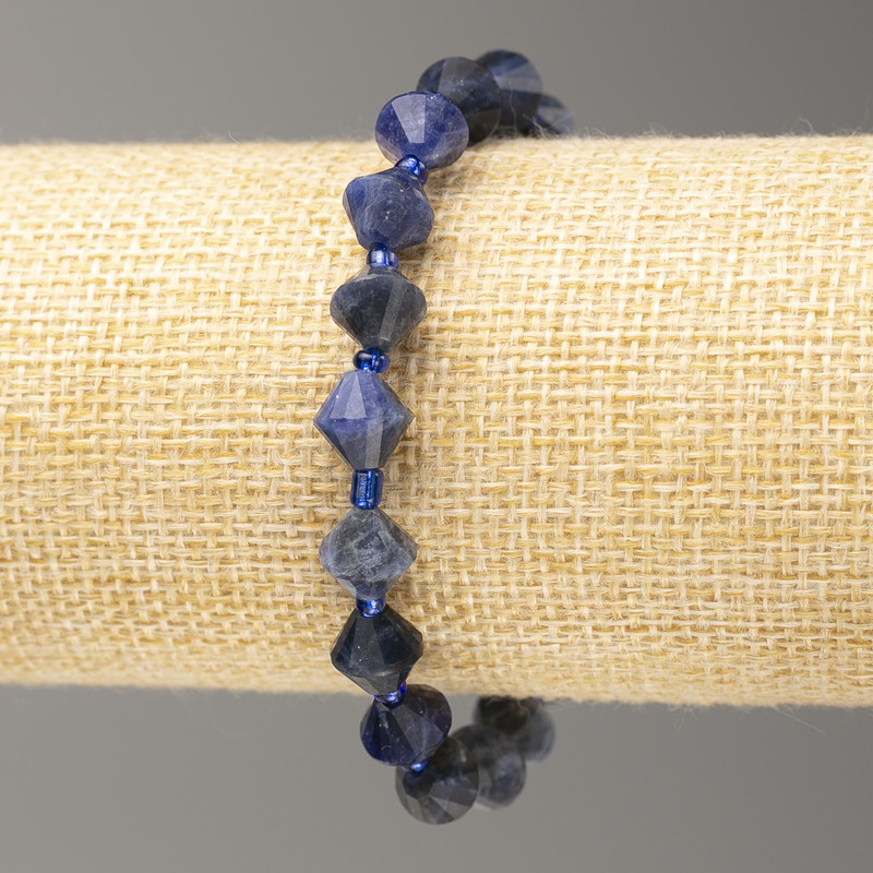 Bransoletka na gumce z sodalitu, fasetowane bikonusy, średnica 8×8 mm, długość 18 cm ±