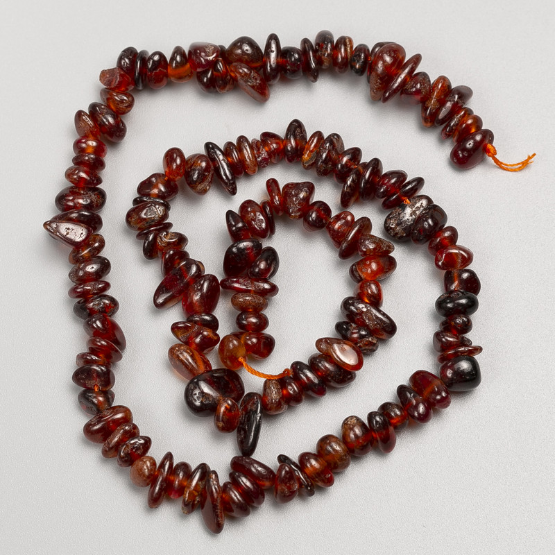 Koraliki z kamienia granatu brunatnego, facetowane na nitce, średnica 7×5 mm, długość 40 cm