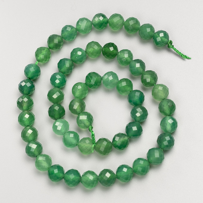 Koraliki z naturalnego kamienia chryzopraz fasetowane kulki na nitce, średnica ok. 8 mm, długość ok. 39 cm