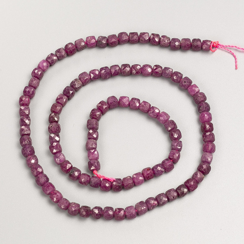 Koraliki z naturalnego rubinu, fasetowane kostki na nici, średnica 4–5 mm, długość 39 cm