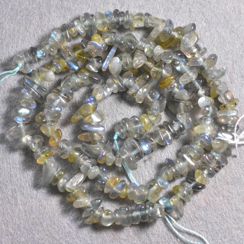 Koraliki z labradorytu – drobne bryłki na nitce, średnica 4x2 mm, 3 mm ±, długość 40 cm ±