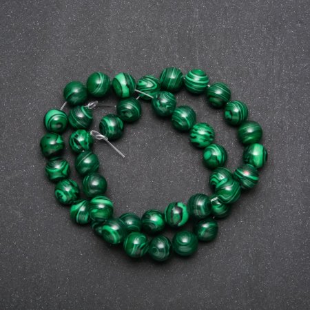 Koraliki z malachitu sztucznego na nitce, gładkie kuleczki, średnica 10 mm, długość 38 cm