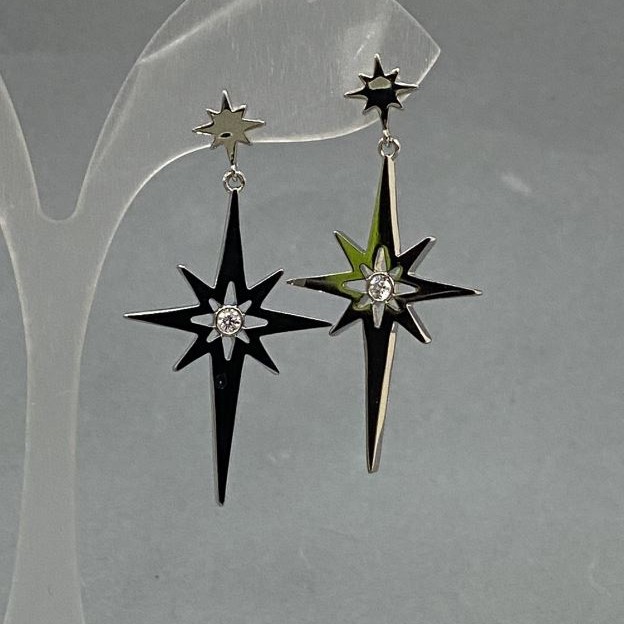 Kolczyki Xuping w kształcie gwiazdek z białymi kamieniami, średnica 22 mm, długość 4,5 cm, rodowane