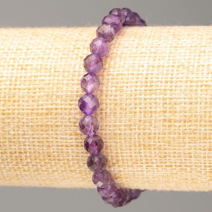 Bransoletka z naturalnego ametystu – fasetowane kuleczki o średnicy około 6 mm, długość około 18 cm, na gumce
